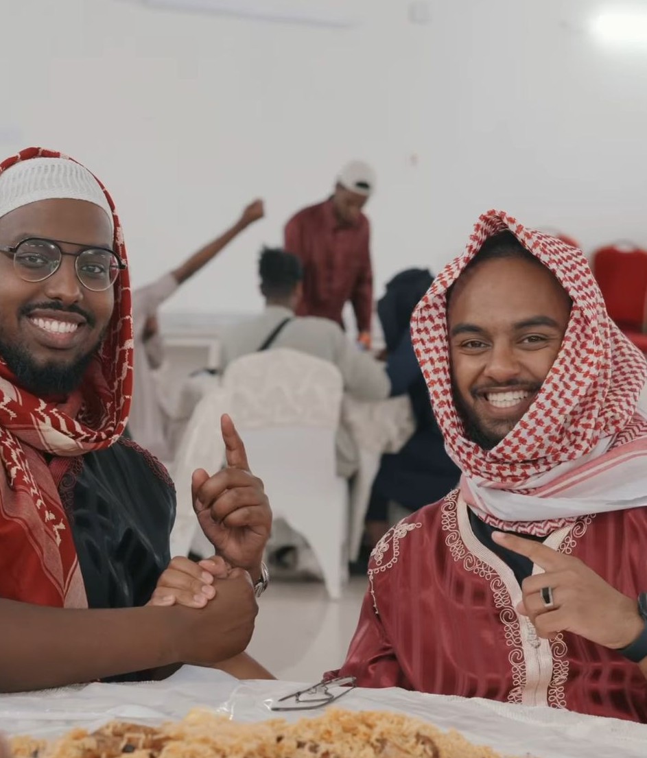 Al-Haramain pilgrims sharing a meal together